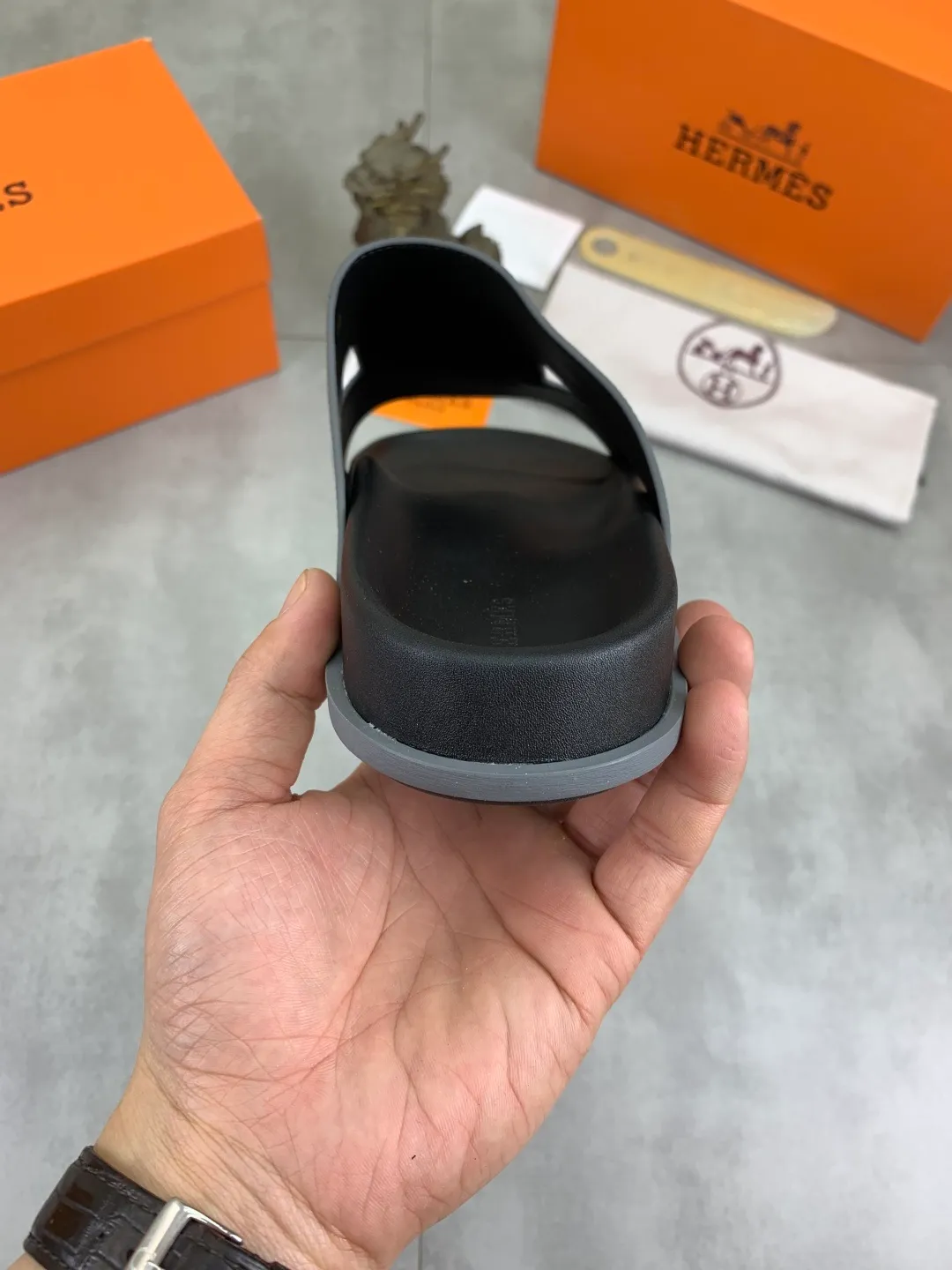 Men's shoes 💰P440 New [HERMES] high-end quality new Hermès slippers, made of imported calfskin, wear-resistant and non-slip rubber outsole. Fashionable and elegant code number: 39-44 (38 45 46 customized)